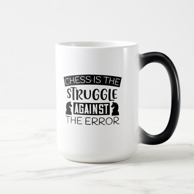 Caneca Mágica Chess Is The Struggle Against The Error (Direita)