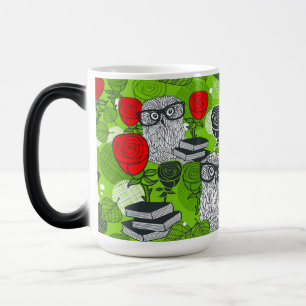 Caneca Mágica Coruja nas rosas vermelhas