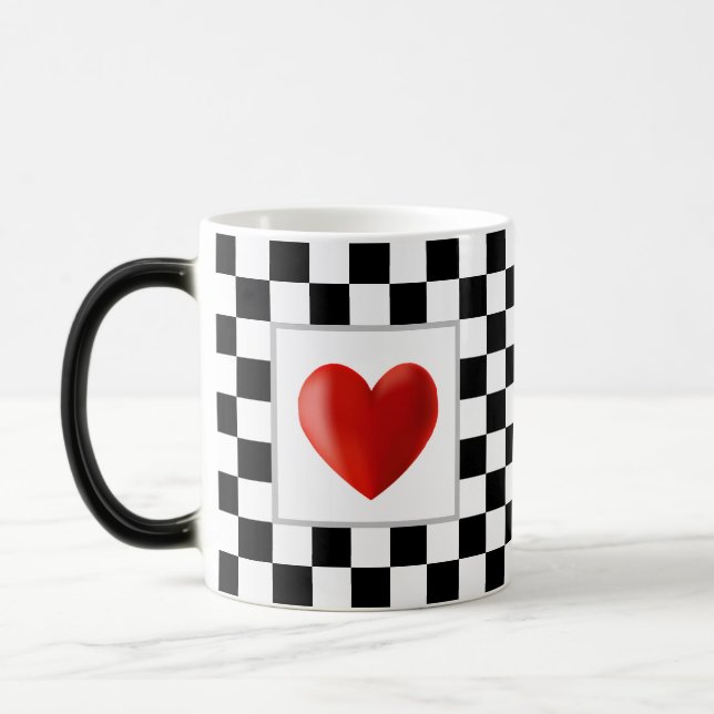 Caneca Mágica de Xadrez Preto e Branco com Coração (Esquerda)