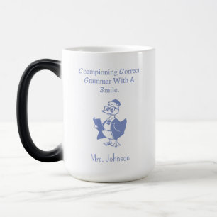 Caneca Mágica Defendendo a Gramática Correta Com um Sorriso Desi