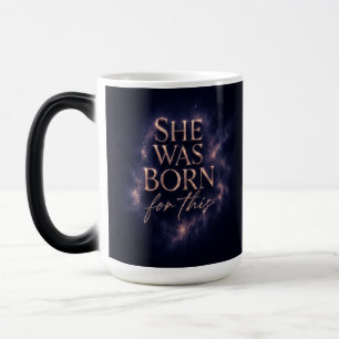 Caneca Mágica Ela Nasceu Para Isso - Citação de Estética Sombria