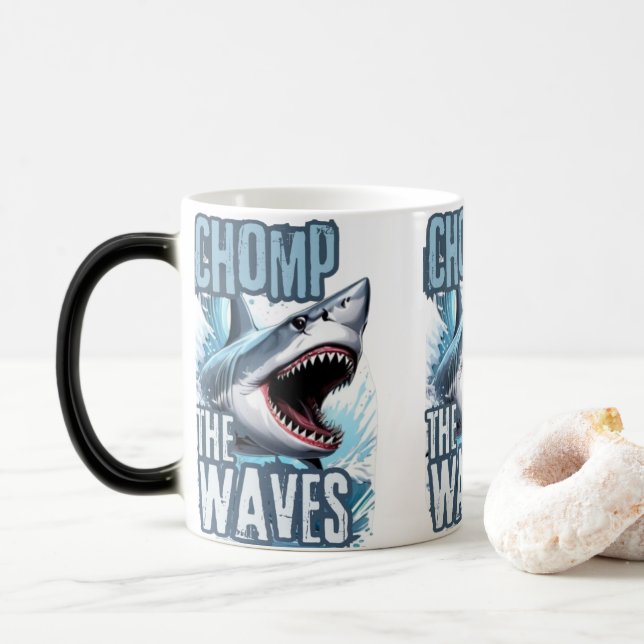 Caneca Mágica Escuro e branco de tubarões cortando ondas de Graf (Com Donut)