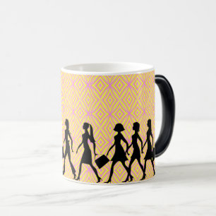 Caneca Mágica Etapas empoderadas: Silhueta de mulher caminhante