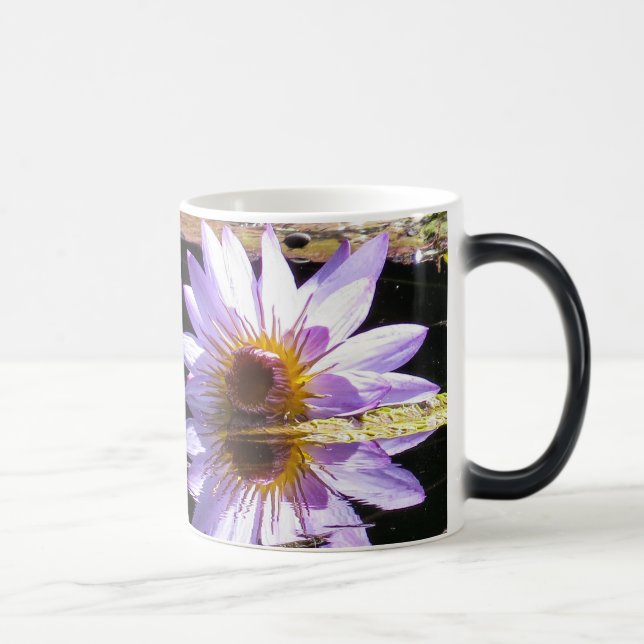 Caneca Mágica Flor roxa de Waterlily na flor (Direita)
