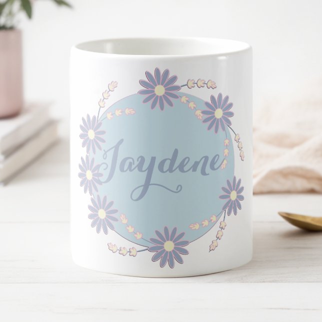 Caneca Mágica Grinalda de Margarida Azul Pastel (Cute blue wreath made of daisies in shades of blue with a touch of yellow. Put your name on it.)