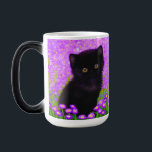 Caneca Mágica Gustav Klimt Cat<br><div class="desc">Magic Mug com um gato Gustav Klimt! Este gatinho fluffy fica num campo verde de flores roxas. Um presente perfeito para amantes de gatos e entusiastas de arte austríacos!</div>
