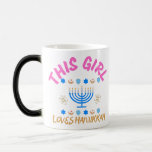 Caneca Mágica hanukkah, feliz hanukkah, menorah, chanukah,<br><div class="desc">hanukkah, hanukkah feliz, velas do hanukkah, canções do hanukkah, menorah do hanukkah, menorahs do hanukkah, presentes do hanukkah, presente do hanukkah, pijama do hanukkah, lanches do hanukkah, blaute do hanukkah, blaute do hanukkah feio, chanuka, uka, chanukka, hanukkas, chanukah, menorah, festival de luzes, sonho, decoração hanukkah, decor hanukkah, suéter feio hanukkah,...</div>