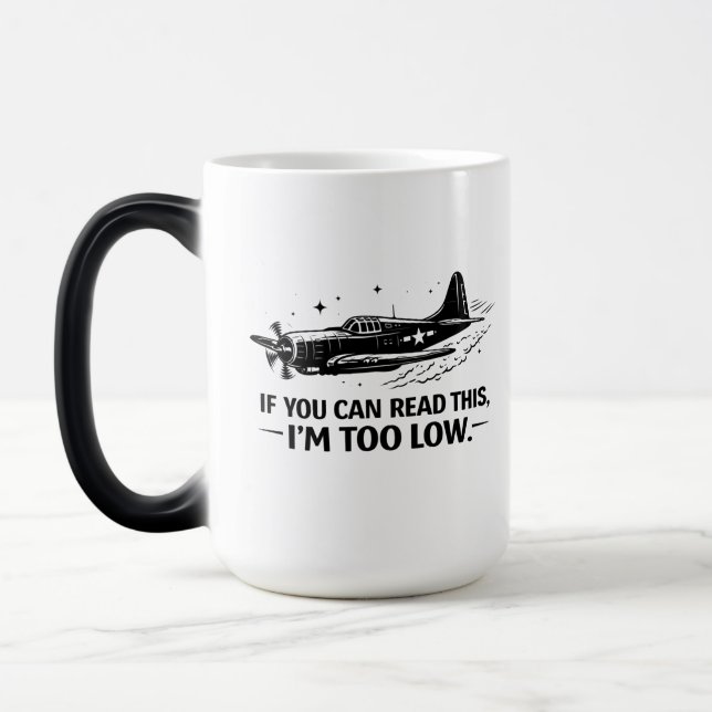 Caneca Mágica If You Can Read This Im Too Low Pilot Tee (Esquerda)
