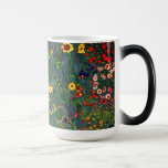 Caneca Mágica Jardim Flor Gustav Klimt<br><div class="desc">Magic Mug apresentando o Jardim de Fazendas de pintura de óleo de Gustav Klimt com girassóis (1907). Um belo jardim de girassóis e belas flores azuis,  vermelhas,  roxas,  rosa e brancas. Um presente de excelente para fãs de Arte Nouveau e de Arte Austríaca.</div>