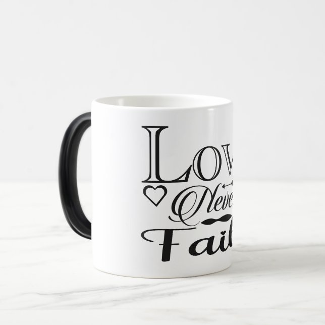 Caneca Mágica Love never fails (Frente Esquerda)