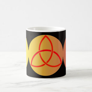 Caneca Mágica Lua tripla com Triquetra sobre fundo negro