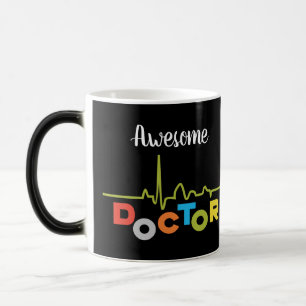 Caneca Mágica Magnífico Doutor Colorida Letters em Preto