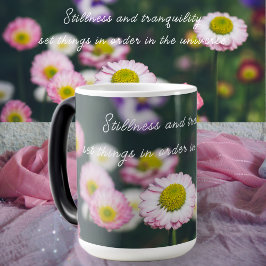 Caneca Mágica Margarida rosa e pansias no jardim verde