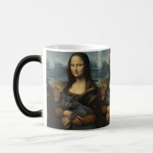 Caneca Mágica Mona Lisa segurando um gato cinza elegante        