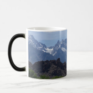 Caneca Mágica Montanhas com capa de neve de pinheiro solitário