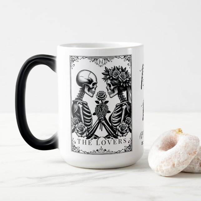 Caneca Mágica Os Skeletons dos Tarot Card dos Amantes Casamento  (Com Donut)