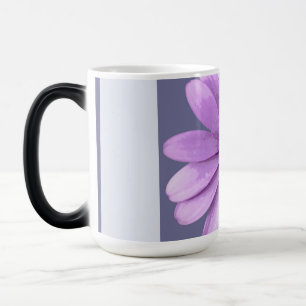 Caneca Mágica padrão distribuído com margaridas roxas