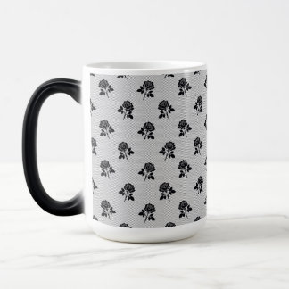 Caneca Mágica Padrão Floral de Rosa Vintage Preto e Branco
