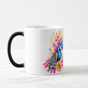 Caneca Mágica Pavão Colorido sobre flores e folhas