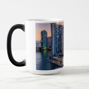 Caneca Mágica Pôr do sol no horizonte de Miami com o Hotel Inter