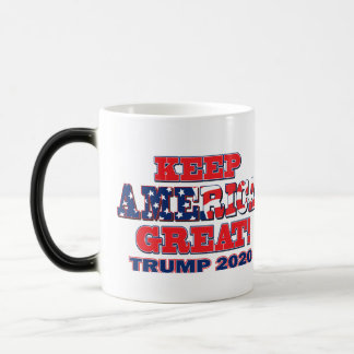 Caneca Mágica Presidente Trump abraça a bandeira dos EUA