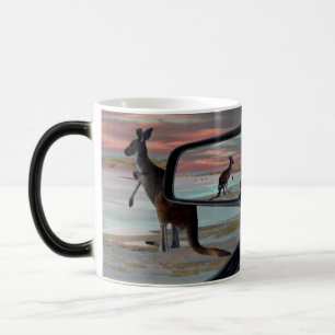 Caneca Mágica "Reflexões da Natureza: Um canguru na Praia