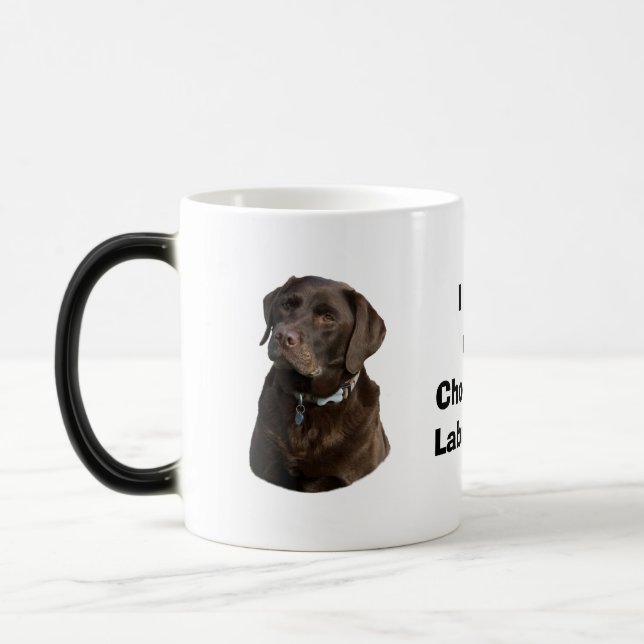 Caneca Mágica Retrato da foto do cão de Labrador do chocolate (Esquerda)