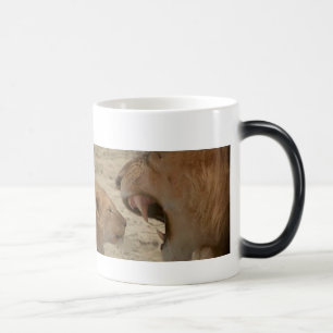 Caneca Mágica Serenidade na Savana: Imagem Deslumbrante de Leão
