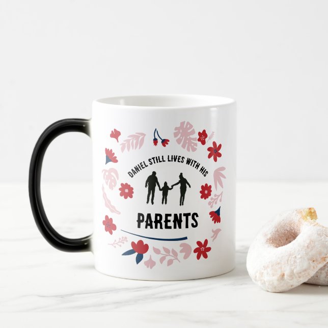 Caneca Mágica Seu Nome "Ainda Mora Com Seus Pais" (Com Donut)