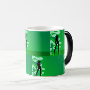 Caneca Mágica Silhueta Verde Retroativa de uma Mulher Dançando