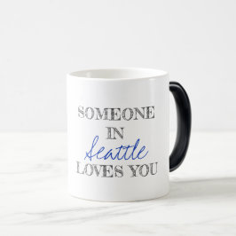 Caneca Mágica Tipografia moderna Alguém em LOCAL te ama