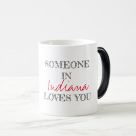 Caneca Mágica Tipografia moderna Alguém em LOCAL te ama