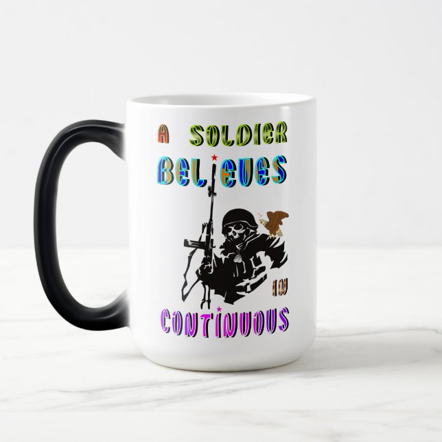 Caneca Mágica Um Soldado Acredita em Contínuo (Esquerda)