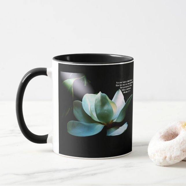 Caneca Magnólia Closeup Spotlight Mateus 5:16 (Com Donut)