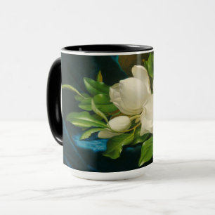 Caneca Magnólias gigantes em um pano azul de veludo,