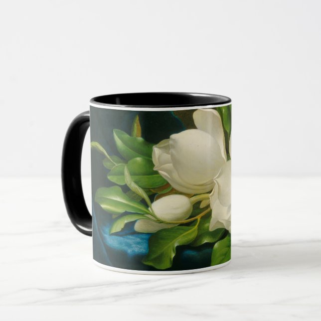 Caneca Magnolias gigantes em um pano veludo azul (Frente Esquerda)