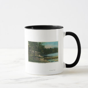 Caneca MaineView de uma Mulher em uma Canoa pela margem