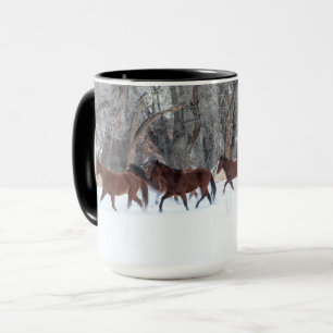 Caneca Manada de Cavalos Correndo na Neve de Inverno