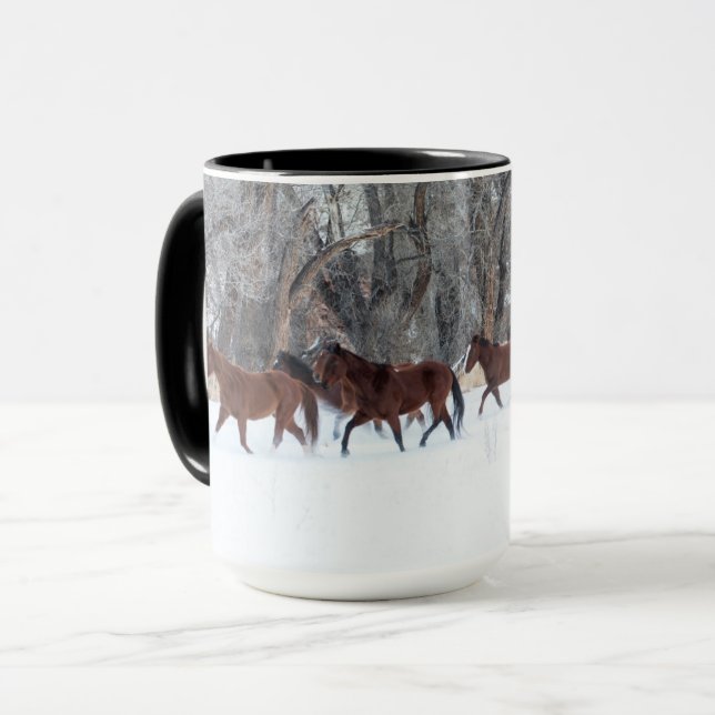 Caneca Manada de Cavalos Correndo na Neve de Inverno (Frente Esquerda)