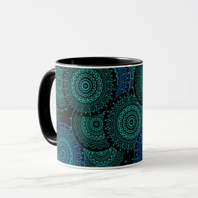 Caneca Mandala redondo azul turquesa em fundo preto (Frente Esquerda)