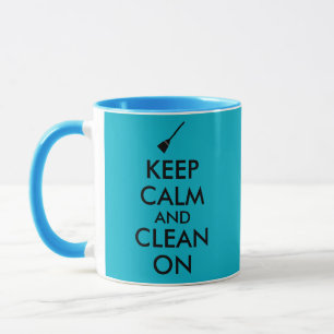 Caneca Mantenha a calma e limpe-a no costume da vassoura