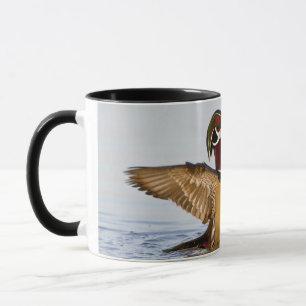 Caneca Mão de madeira Macho batendo asas na zona úmida