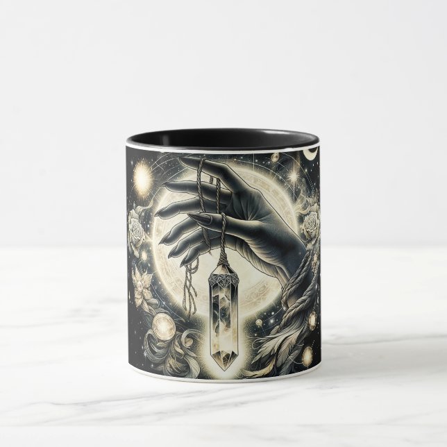 Caneca Mão Segurando um Cristal sob a Lua (Centro)