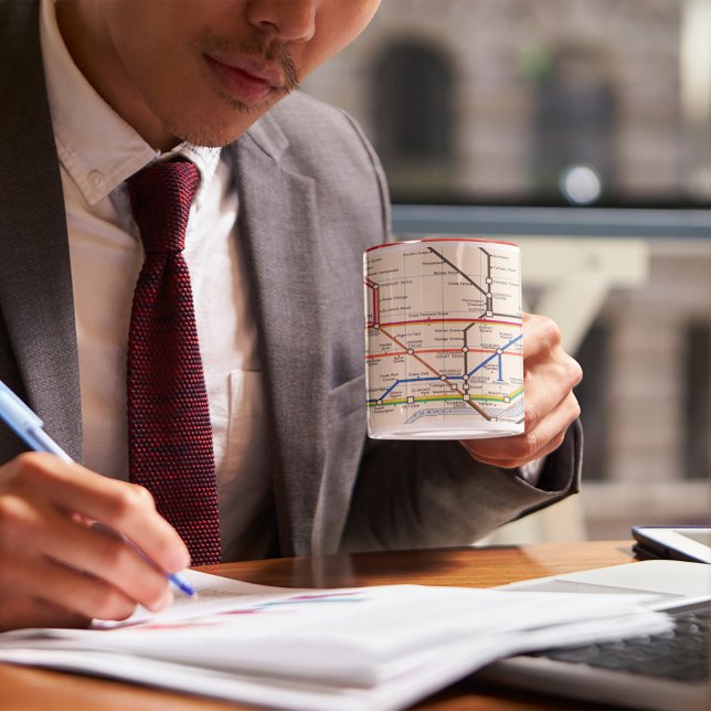 Caneca Mapa Subterrâneo de Londres (Person holding mug)