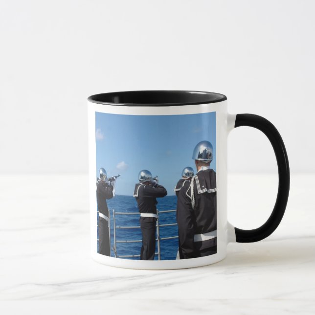 Caneca Marinheiros disparam uma saudação de arma durante  (Direita)