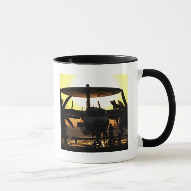 Caneca Marinheiros trabalham numa aeronave Hawkeye E-2C (Direita)
