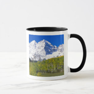 Caneca Maroon Bells com floresta de outono.