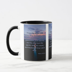 Caneca Mateus 8:16 KJV - Escritura de Bíblia Pic de Dois