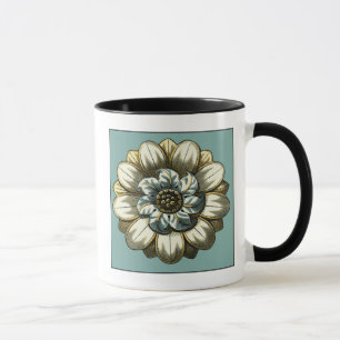 Caneca Medalhão Floral ornamentado sobre fundo azul claro