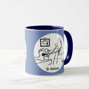 Caneca Médico com Stetoscope testando Pés do Doente